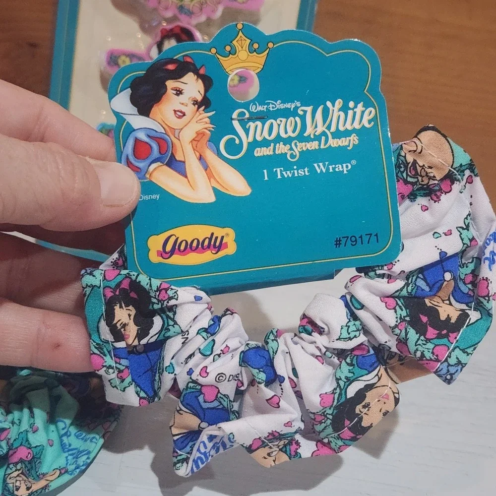 Walt Disney NWT Snow White 7 Seven Dwarfs Vintage Barrettes & 2 Scrunchies Wraps